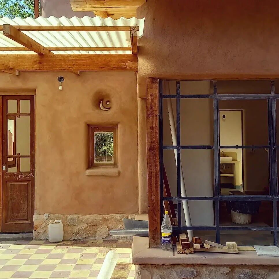 Fachada de casa de tierra con detalles tallados