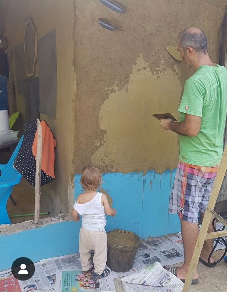 Trabajando en familia una pared de barro