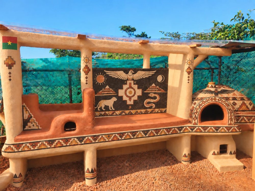Render del quincho con mural de colores y símbolos solares