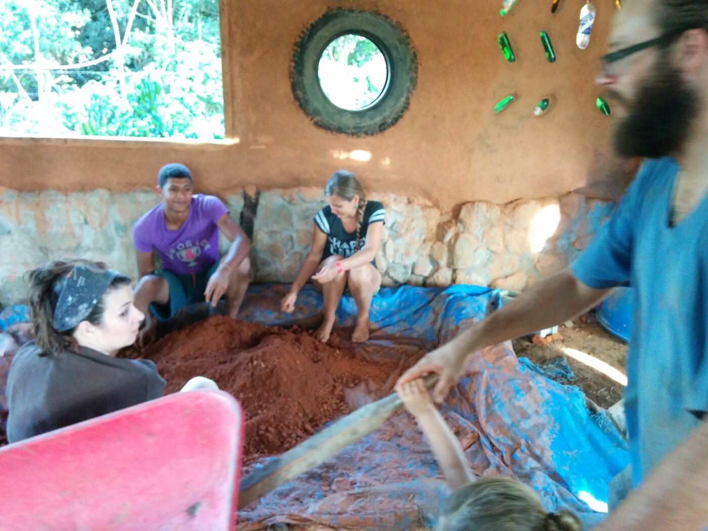 Ventana ovalada en contraluz con bosque enmarcado