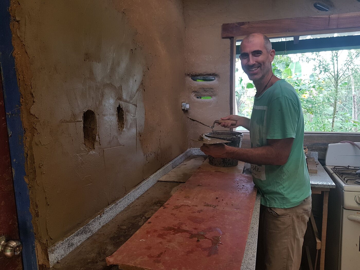Cocina terminada con mesada de barro