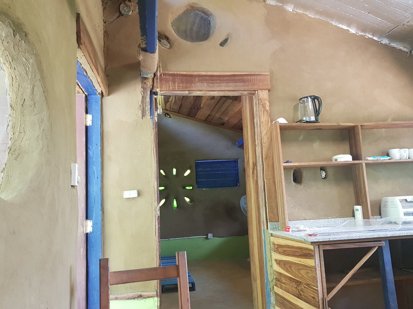 Interior habitado con mueble de cocina de madera
