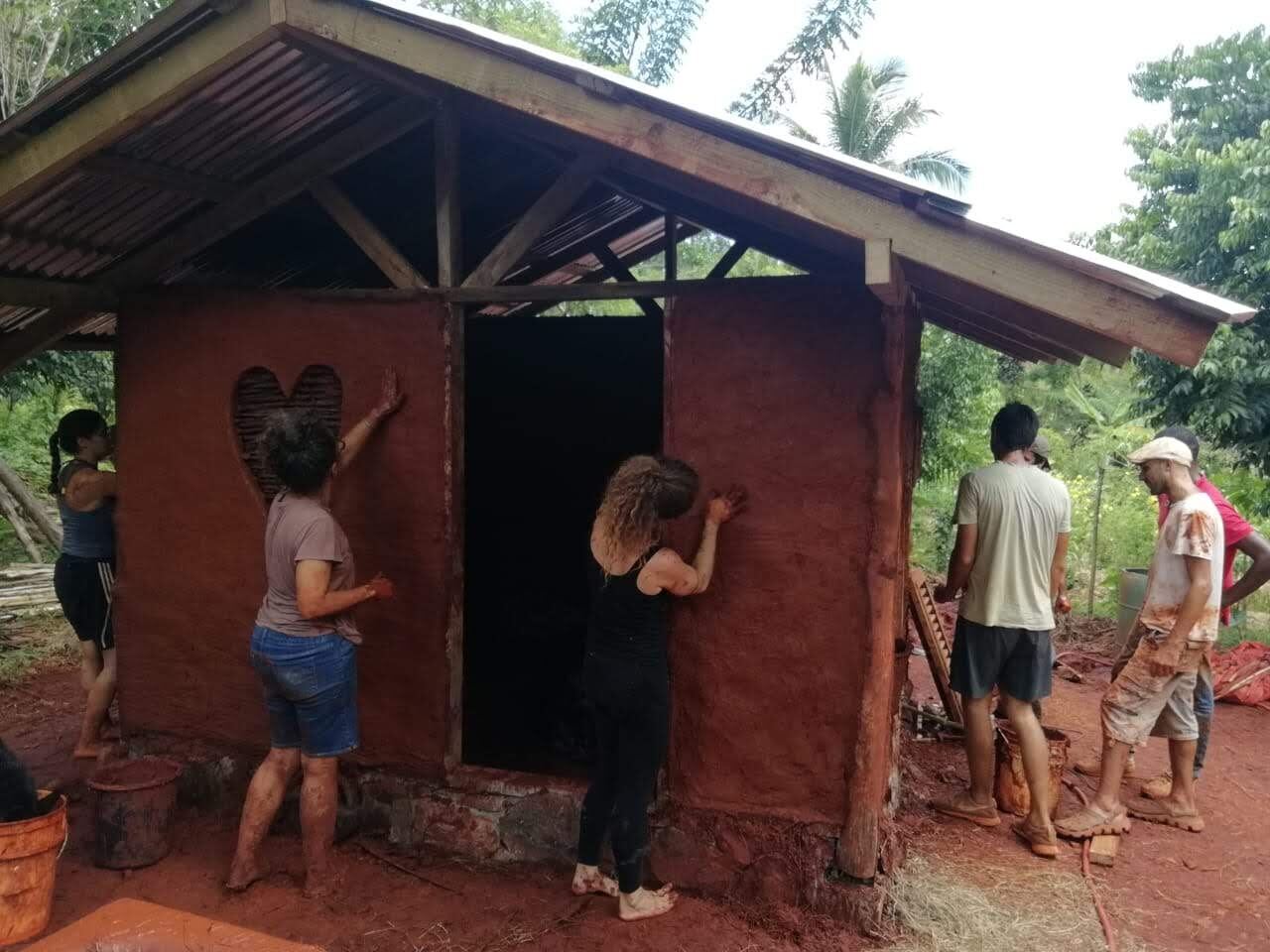 Grupo en taller de bioconstrucción en Las Galeras
